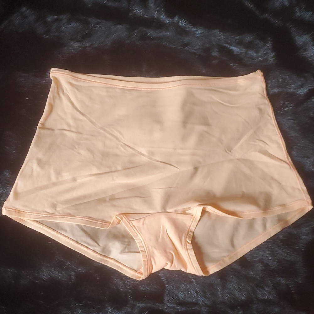 NWOT SKIMS FITS EVERYBODY BOY SHORTS IN FADED NECTAR